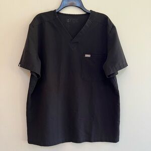 FIGS Men's Leon Three-Pocket Scrub Top in Black, M